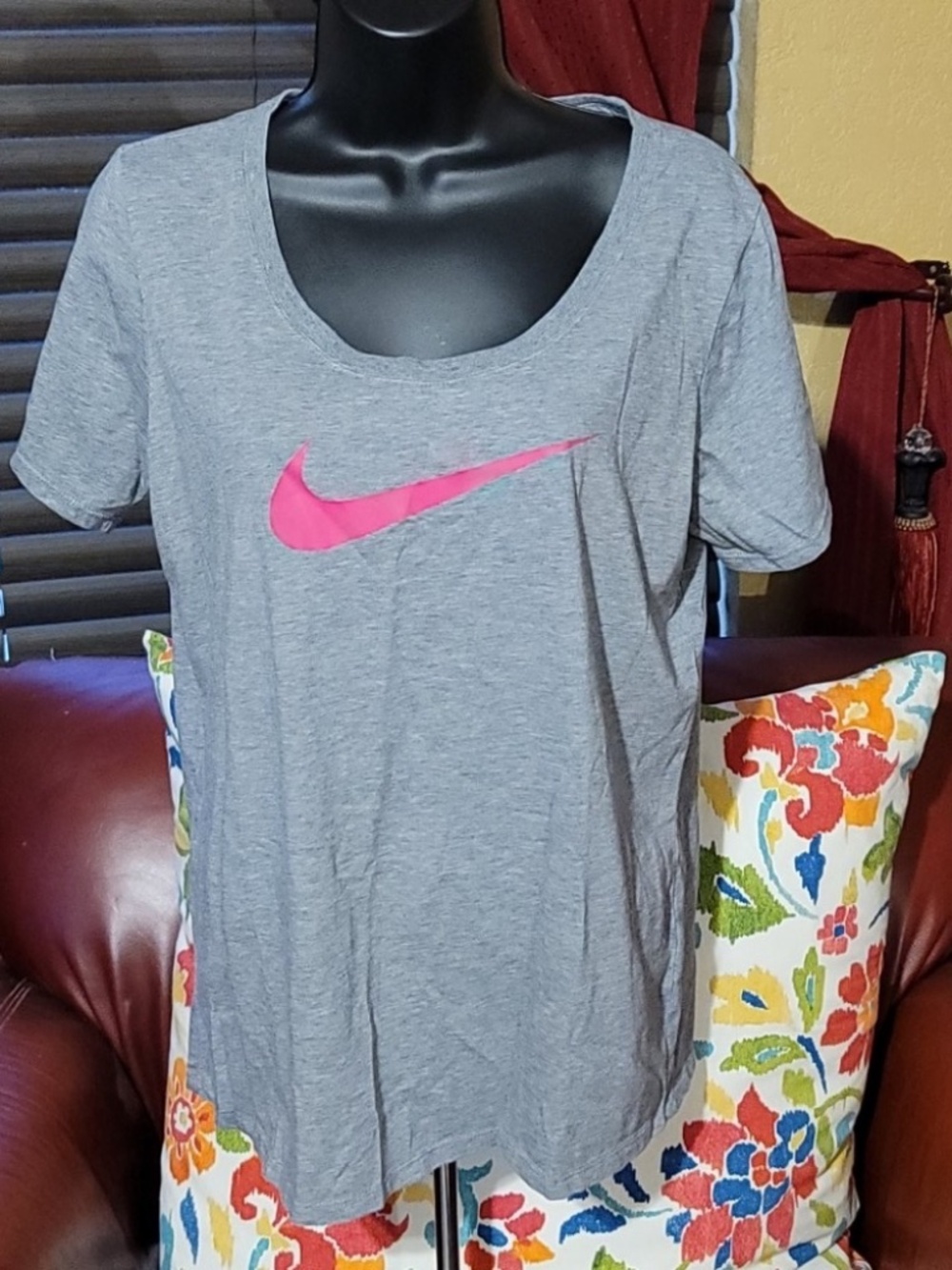NIKE SIZE LARGE L GRAY AND PINK TOP LOT 5960